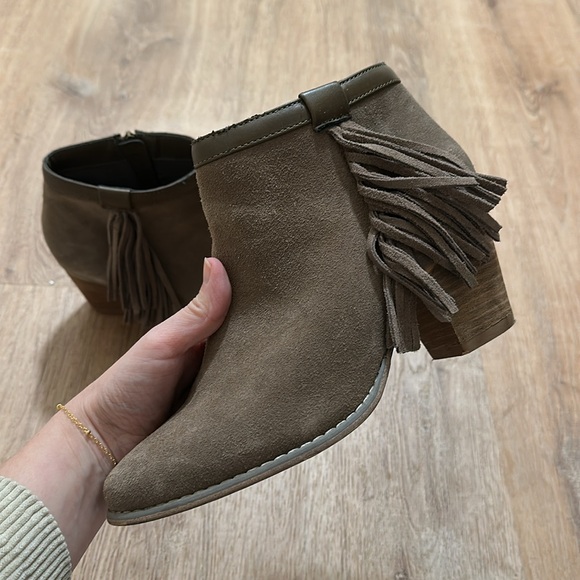 SIMPLY EMMA | Women’s Taryn Tan Suede Fringe Ankle Bootie - Picture 1 of 5